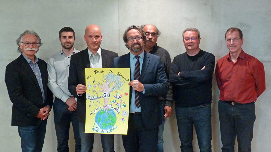 Laurent Notzon, vice-président en charge de la communication au Syded, et Didier Pastor, inspecteur de l'Éducation nationale de la circonscription de Gourdon, entourés des autres membres du jury.