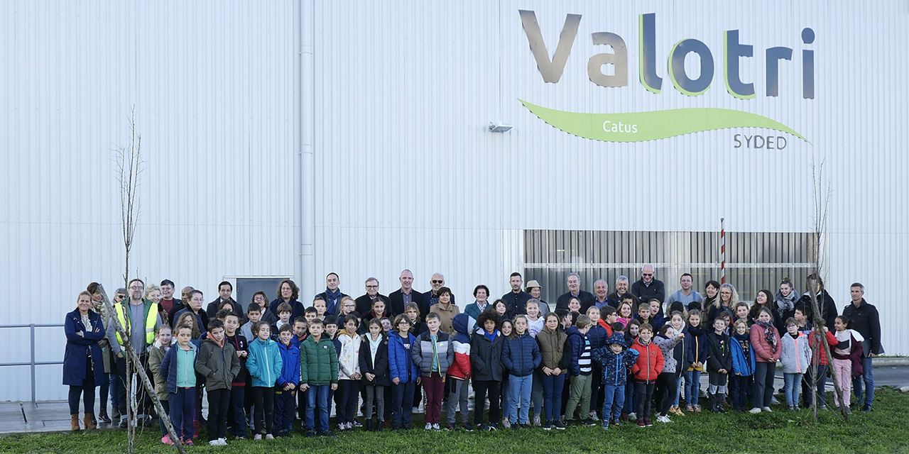 Pour la photo de groupe, les élèves des écoles de Catus et Crayssac qui participaient à un goûter-atelier animé par le Syded ont rejoint M. Xavier Papillon, Directeur académique des services de l'Education nationale du Lot, et les signataires de la charte EDD.